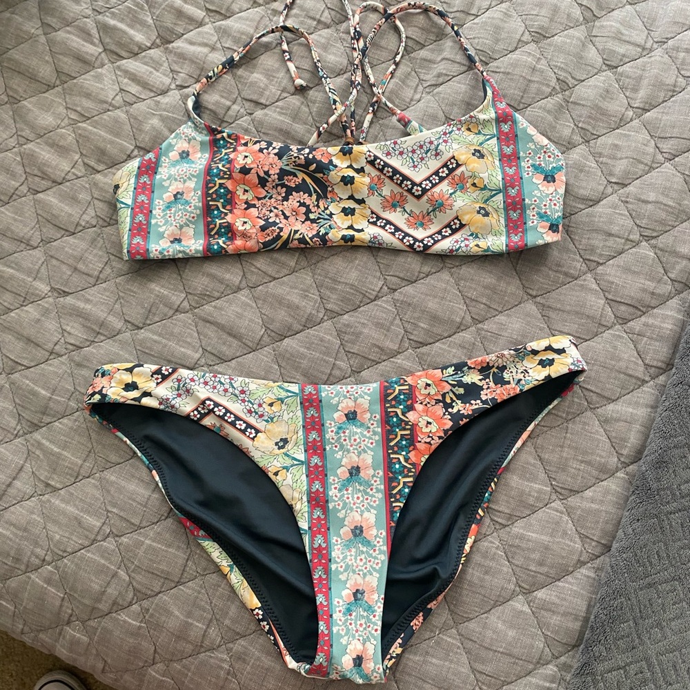 O’Neill floral bikini, medium bottom large top, never worn, no tags